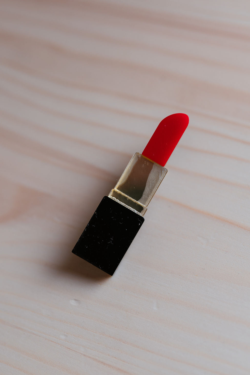 Broche rouge à lèvres