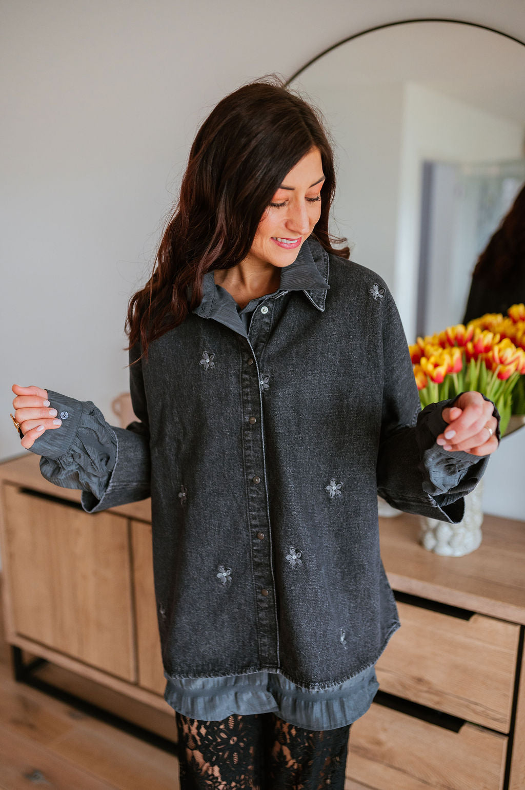 Jeansjacke mit Blumenstickerei