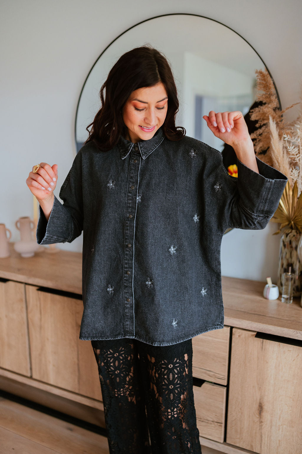 Jeansjacke mit Blumenstickerei